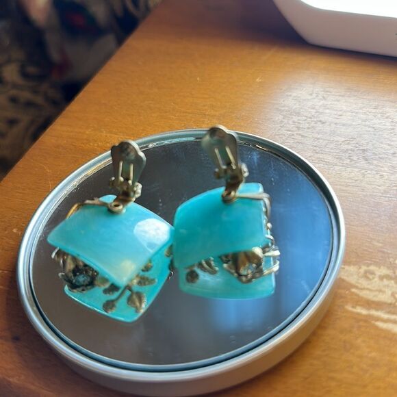Gorgeous vintage 50s/60s turquoise thermoset clip on earrings/gold floral - Picture 5 of 5